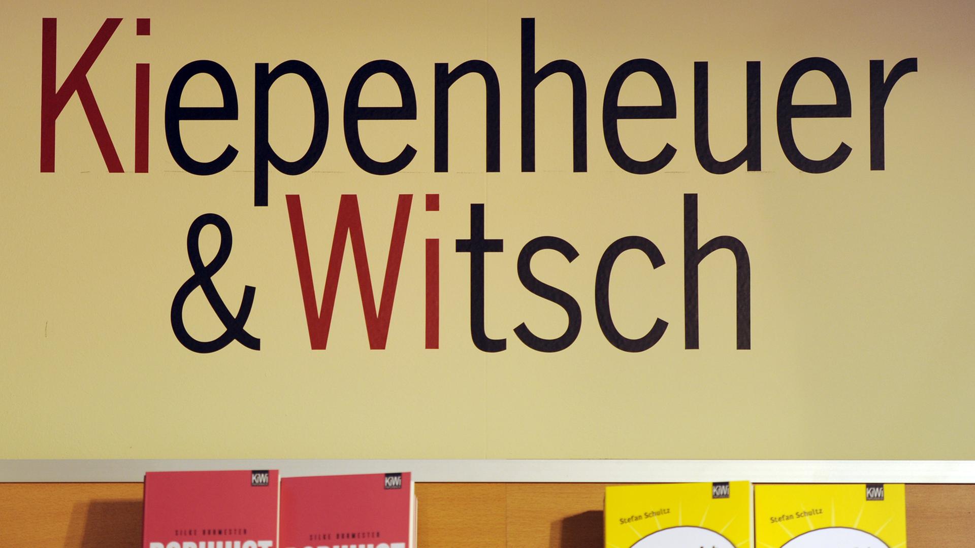 Das Logo von Kiepenheuer & Witsch mit zwei Büchern des Verlages am 16.3.2012 auf der Buchmesse in Leipzig.