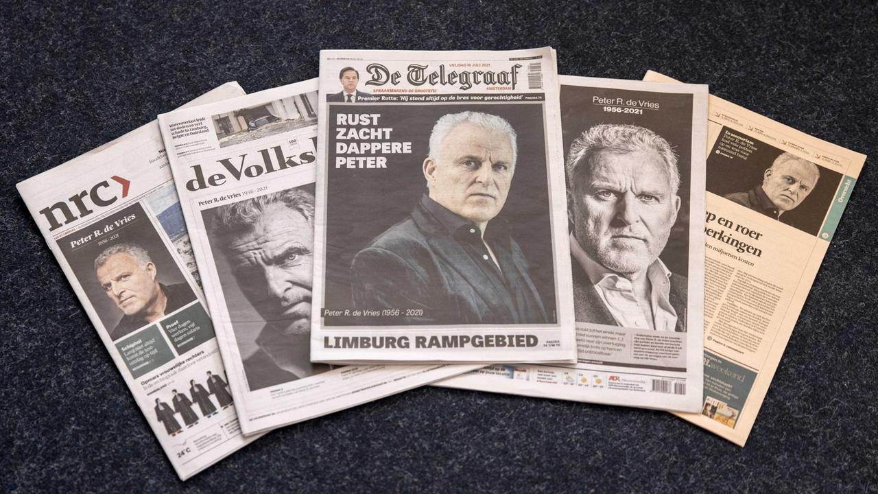 Die Titelseiten einer Reihe niederländischer Zeitungen zeigen den Kriminalreporter Peter R. de Vries einen Tag nach seinem Tod