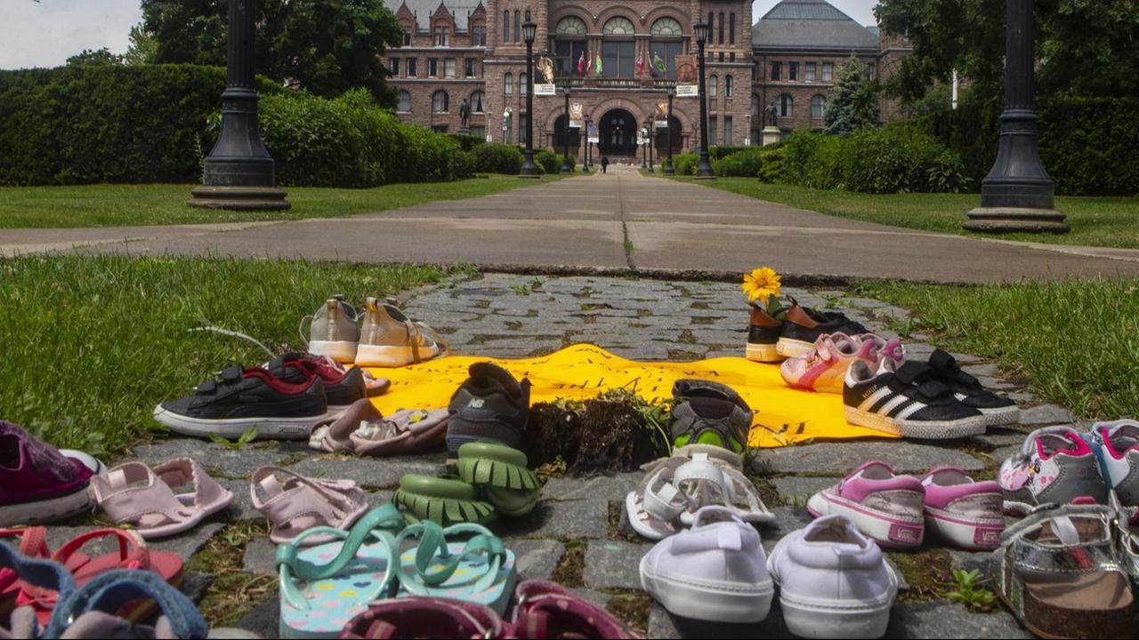 Kinderschuhe liegen auf dem Boden in Sichtweite des Regierungsgebäudes im kanadischen Bundesstaat Ontario. Sie sollen an die toten indigenen Kinder erinnern, deren Gräber auf dem Gelände einer ehemalgen "Residential School" entdeckt wurden.