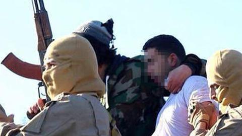 Ein von der Terrormiliz IS veröffentlichtes Bild zeigt den in Geiselhaft genommenen Piloten nach dem Abschuss eines Kampfjets.