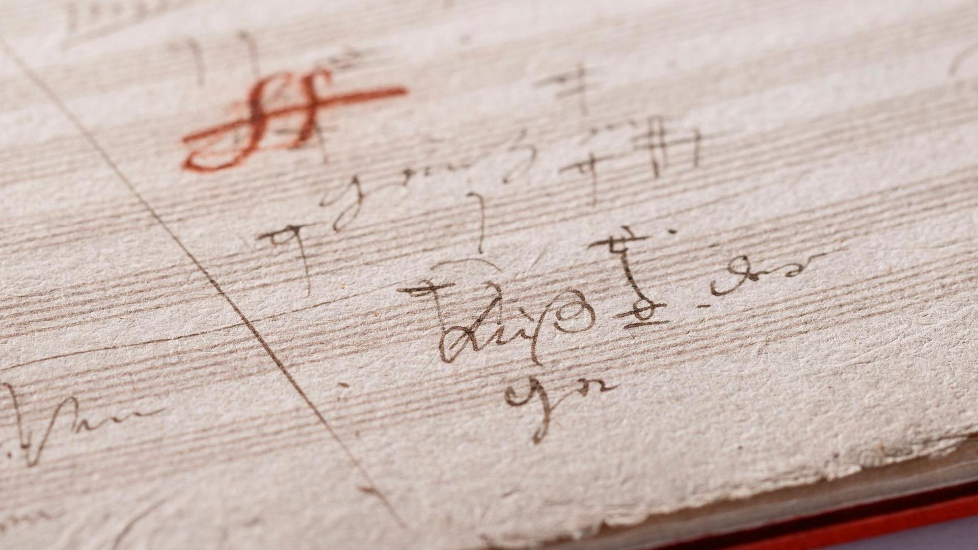 Noten und Schriftzug "Kuss" in Beethovens Autograph.