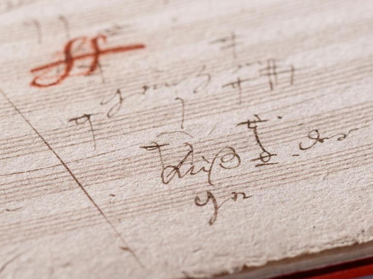 Noten und Schriftzug "Kuss" in Beethovens Autograph.