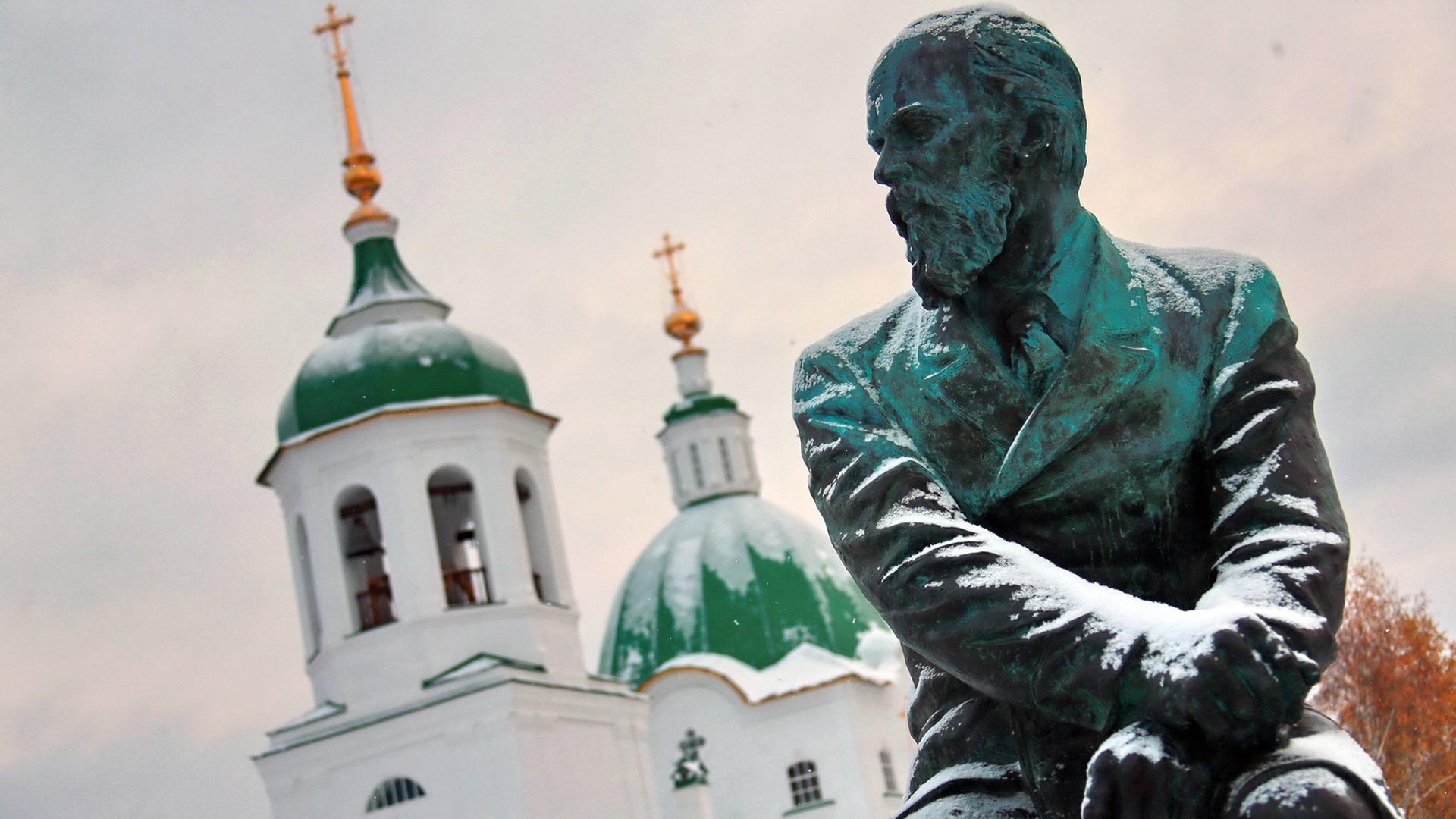 Dostojewski-Statue vor der Peter und Paul-Kirche im russischen Tobolsk