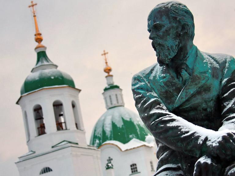 Dostojewski-Statue vor der Peter und Paul-Kirche im russischen Tobolsk