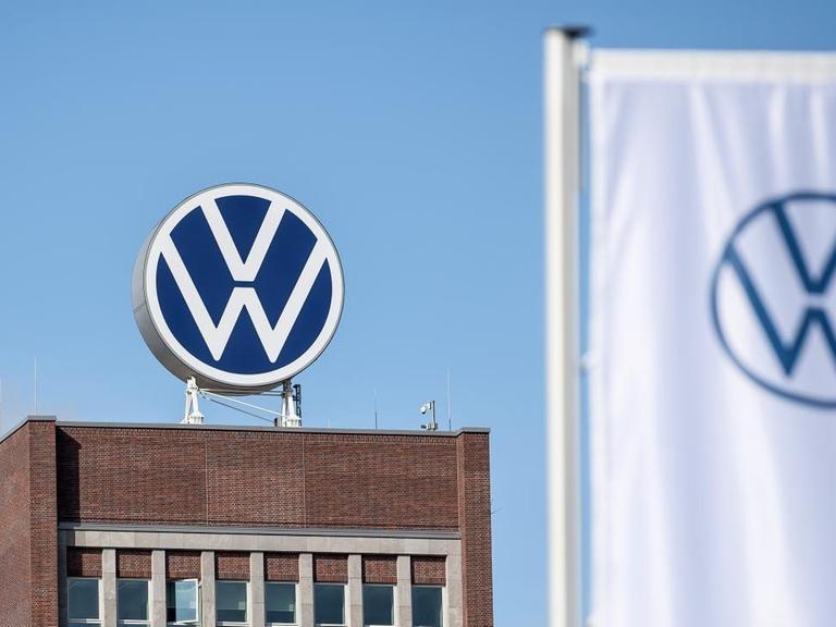 VW-Logo steht auf dem Verwaltungshochhaus vom Volkswagen Werk