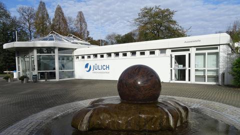 Der Eingang zum Forschungszentrum in Jülich mit Kugelbrunnen.