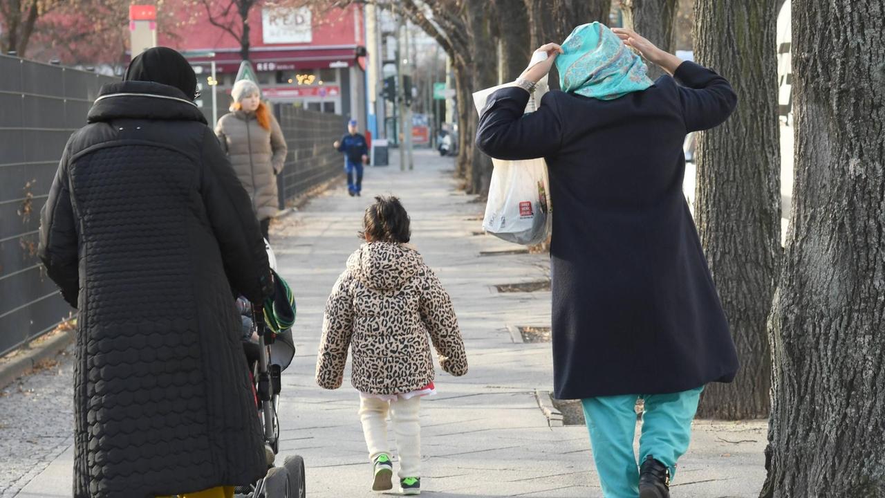 Zwei Muslima mit Kopftuch und Kinderwagen, Kreuzberg, Berlin, aufgenommen am 28.02.2017.