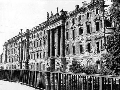 Die Fassade des Stadtschlosses in Berlin im Jahr 1950