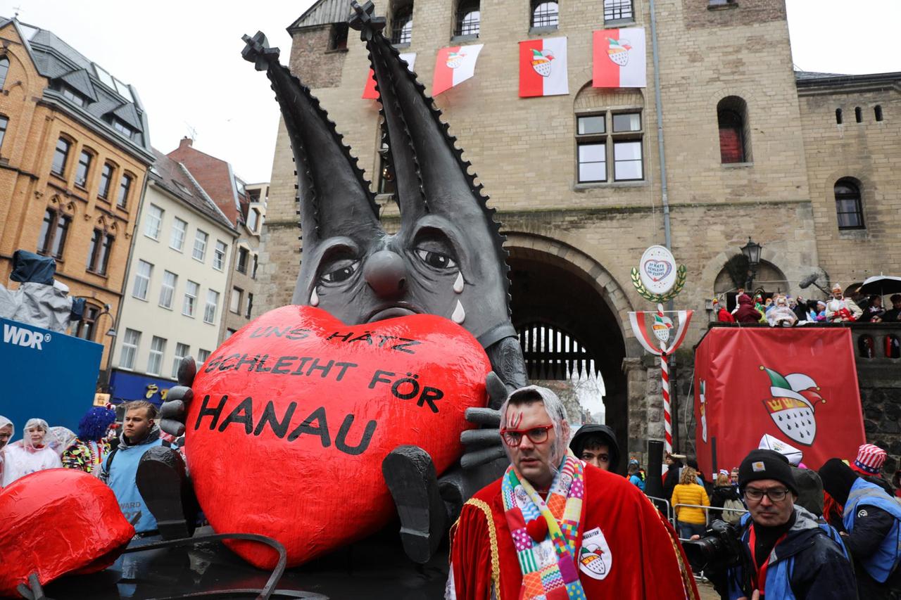 Der Motivwagen "Uns Hätz schleiht för Hanau" zum Anschlag von Hanau fährt mit beim Rosenmontagszug. Der Motivwagen "Uns Hätz schleiht för Hanau" zum Anschlag von Hanau fährt mit beim Rosenmontagszug.