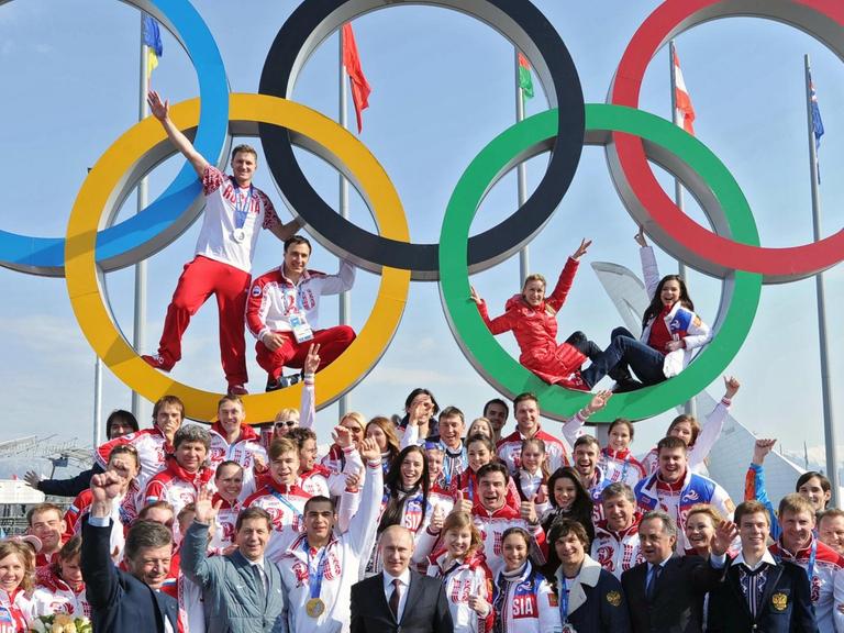 Russlands Präsident Wladimir Putin posiert mit russischen Olympiasiegern in Sotschi 2014.