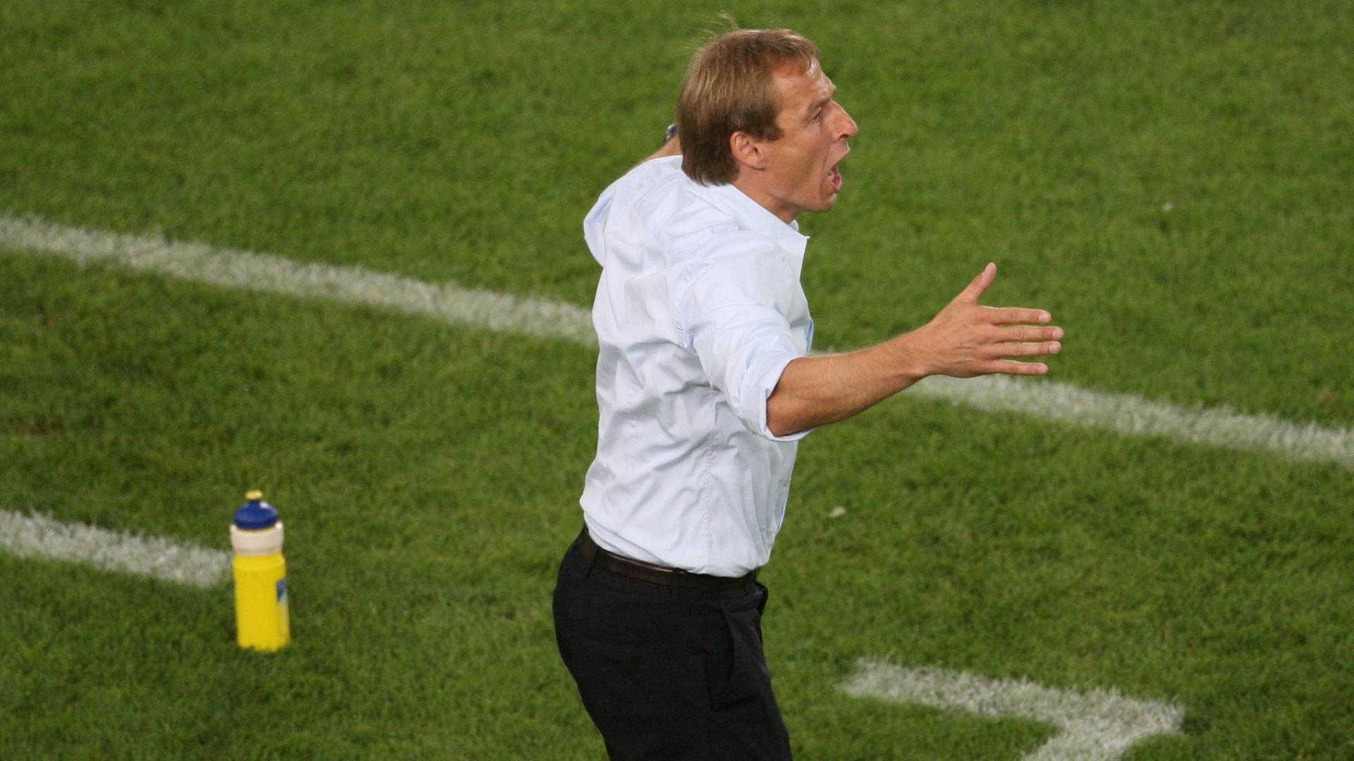 Bundestrainer Jürgen Klinsmann feuert sein Team an