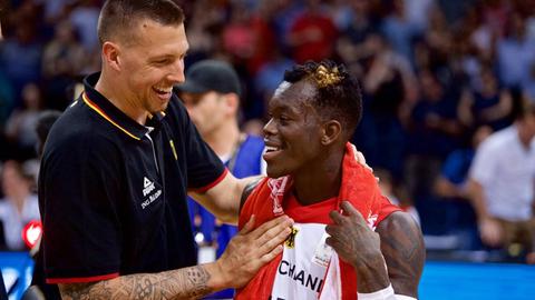 Dennis Schröder und Daniel Theis beim Länderspiel gegen Österreich im Juni 2018