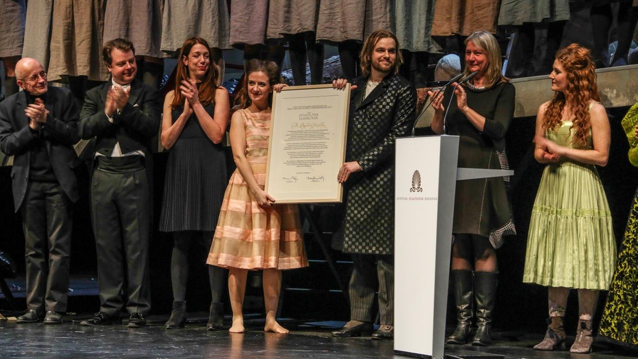 Im Anschluss an die Premiere von Hans Werner Henzes Oper "Die englische Katze" wird in der Staatsoper auf offener Bühne der diesjährige Preis der Deutschen Theaterverlage überreicht.