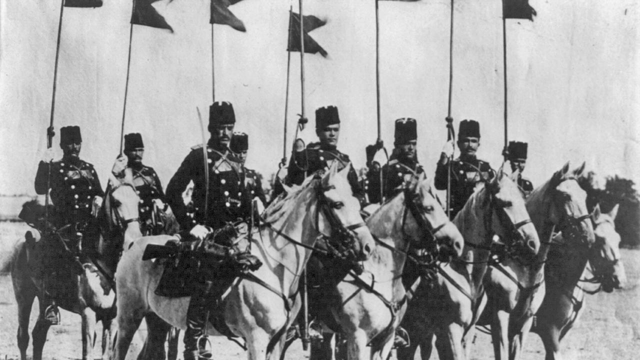 Lanzenreiter der osmanischen Kalvalerie stehen 1912 zusammen. 
