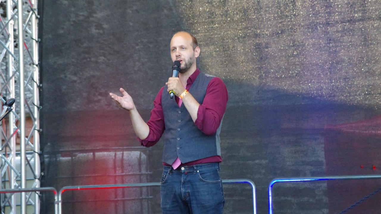 Kabarettist Sebastian Nitsch auf der Open Air Bühne der Gauklerfestung 2017.