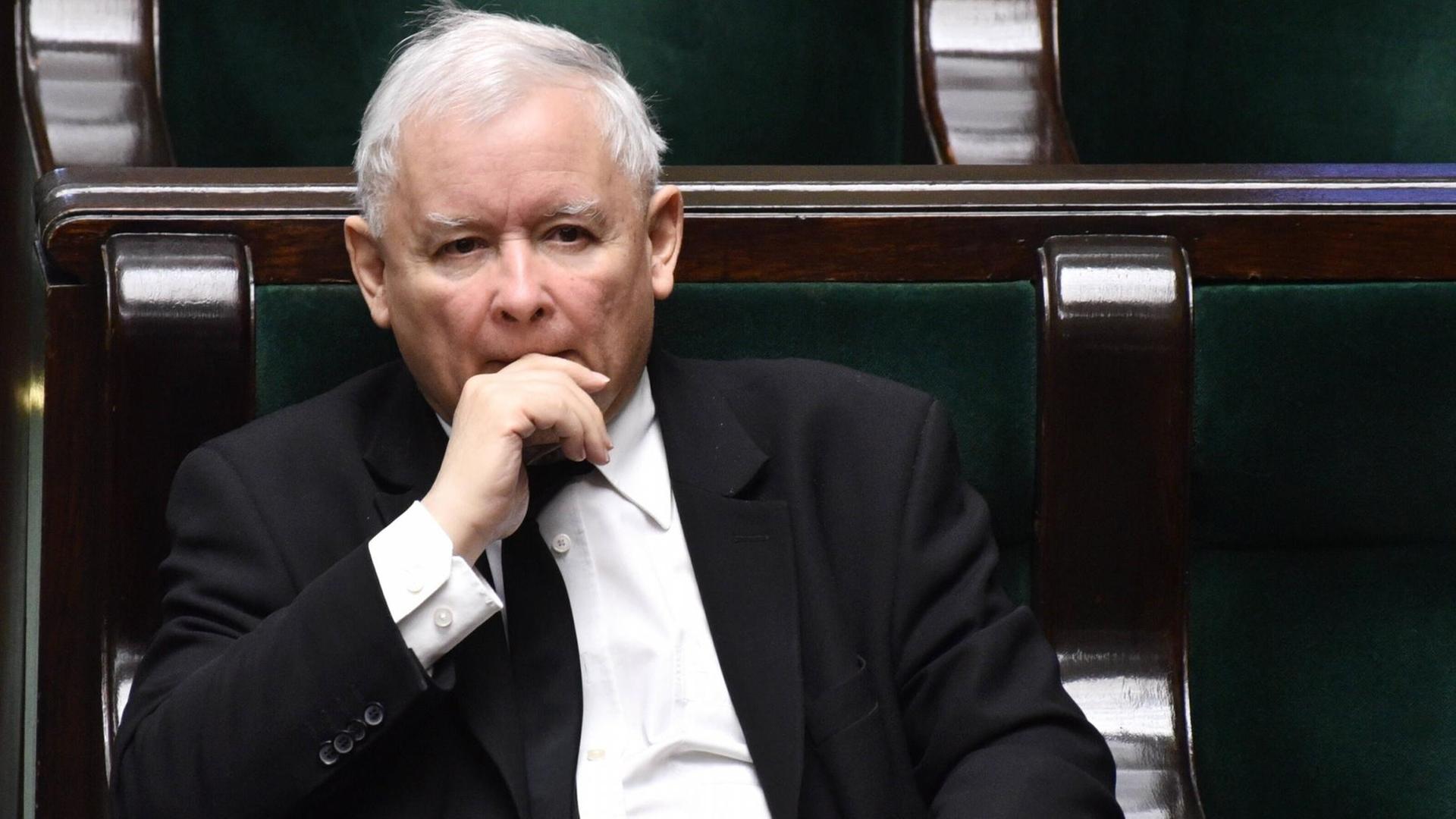 Jaroslaw Kaczynski sitzt auf einer Bank in einem Parlament. Jaroslaw Kaczynski sitzt auf einer Bank in einem Parlament.