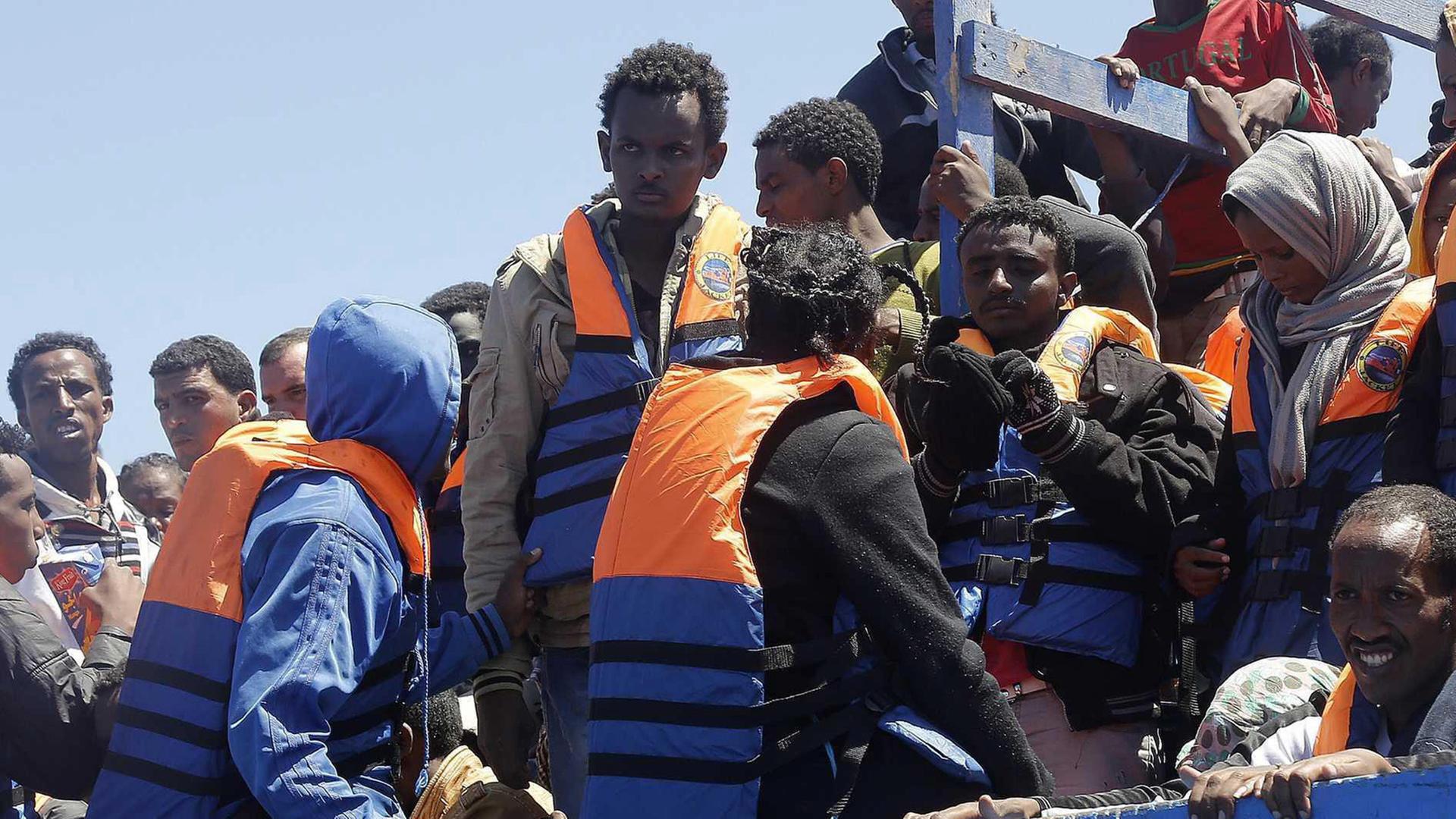 Auf einem Boot sind Flüchtlinge dicht gedrängt.