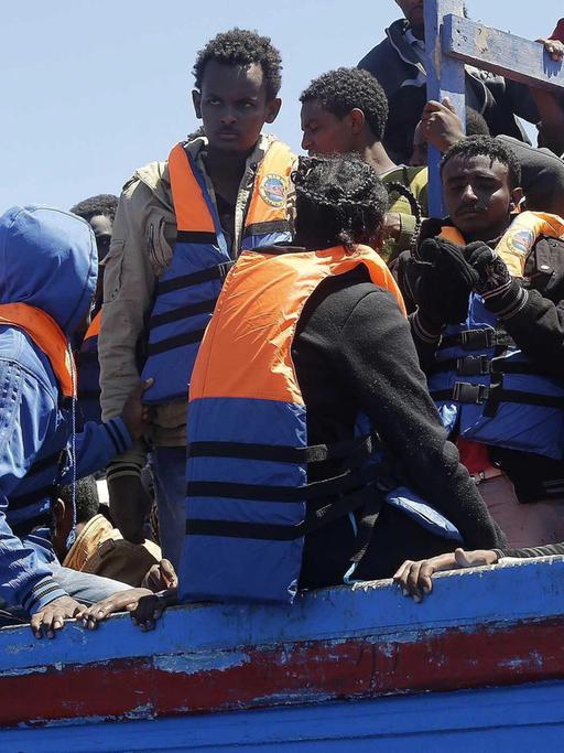 Auf einem Boot sind Flüchtlinge dicht gedrängt.