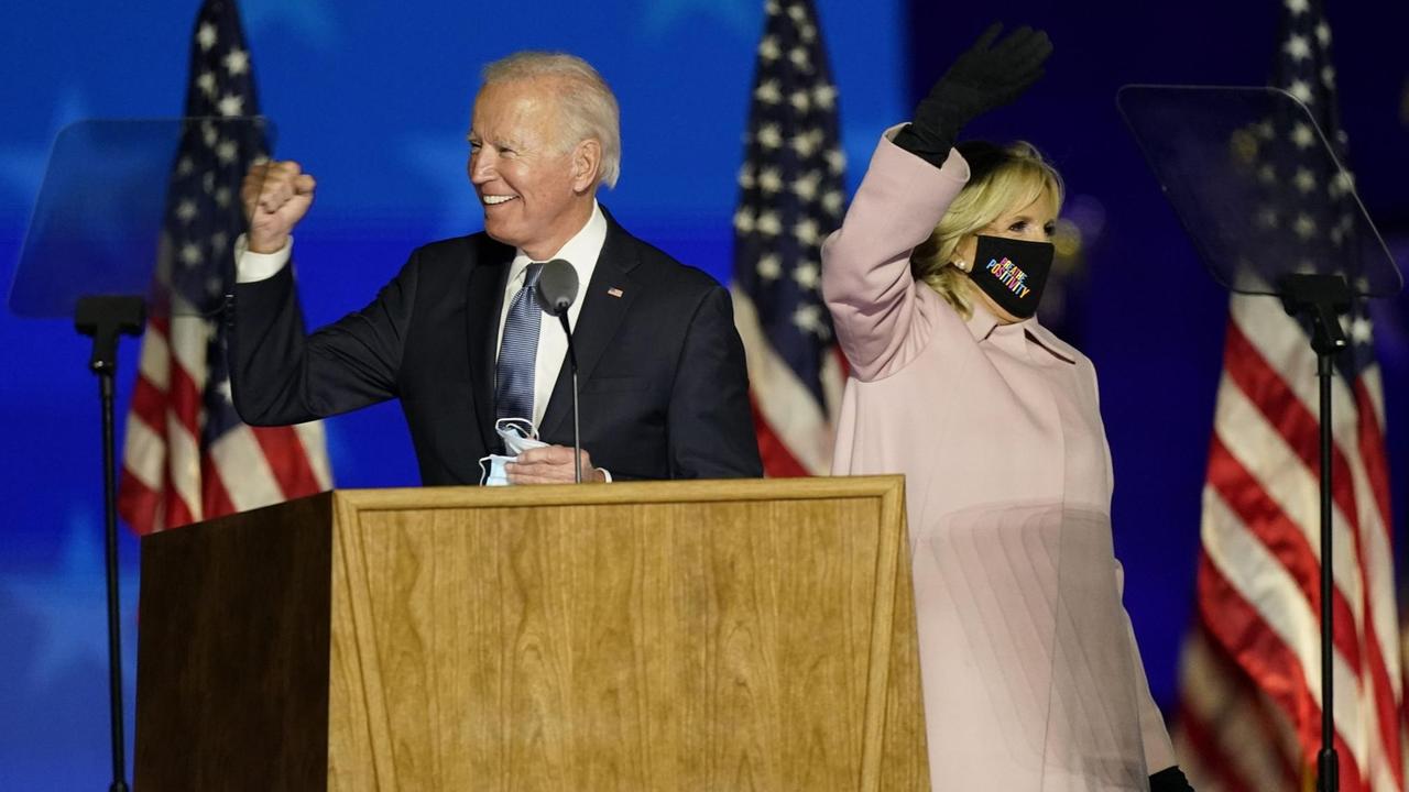 Der demokratische Präsidentschaftskandidat Joe Biden steht mit seiner Frau Jill auf einer Bühne und winkt seinen Anhängern zu.