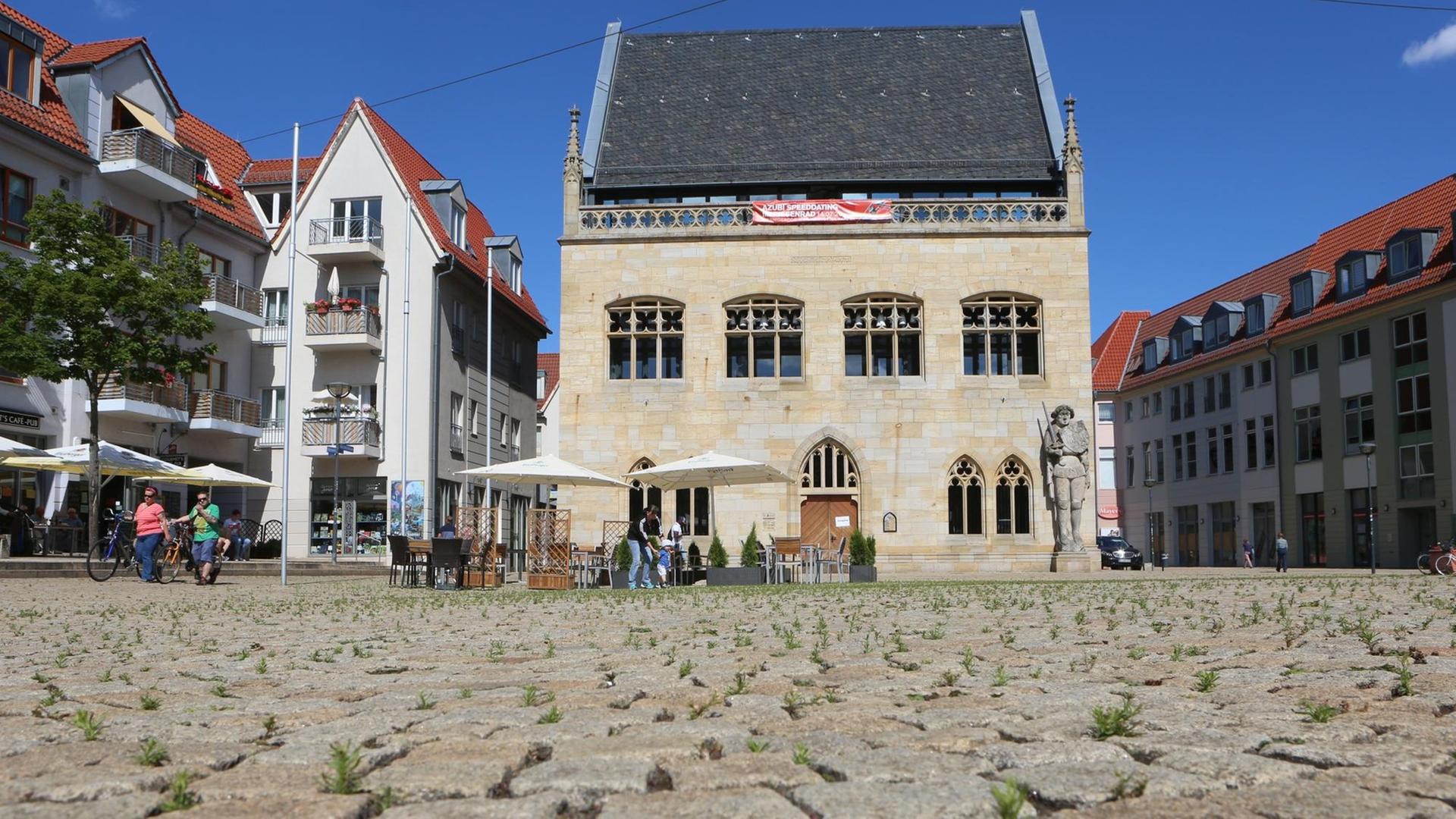 Kopfsteinpflaster auf dem Platz vor teils rekonstruierten, historischen Rathaus von Halberstadt. aufgenommen am 13. Juli 2020