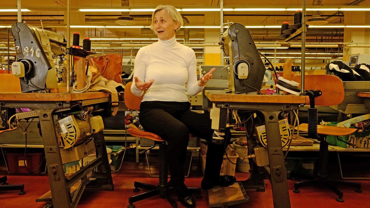 Snježana Vrban an ihrer Nähmaschine in der Schuhfabrik Borovo