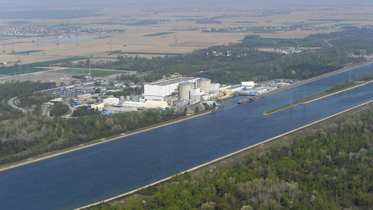 Luftbild des französischen Kernkraftwerks Fessenheim am 08.04.2011. Fessenheim ist das älteste französische AKW