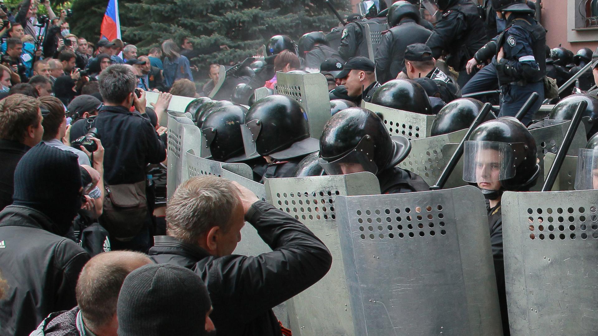 Prorussische Demonstranten greifen die Polizei an einem Verwaltungsgebäude im ostukrainischen Donezk an.