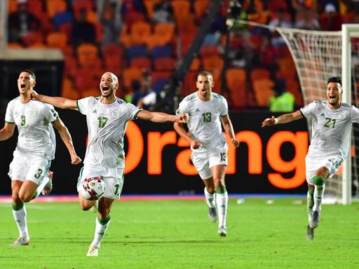 Die algerische Mannschaft feiert ihren Sieg im Afrika-Cup