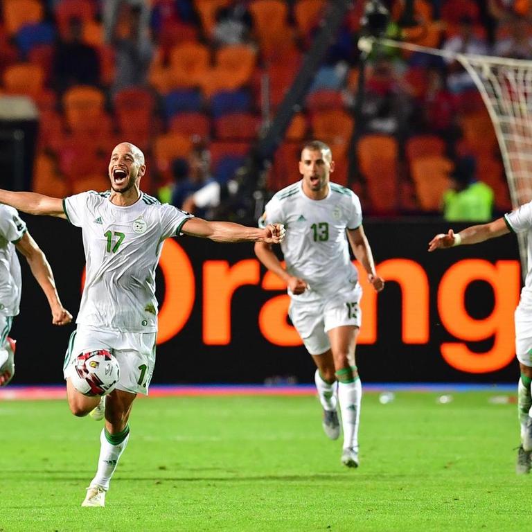 Die algerische Mannschaft feiert ihren Sieg im Afrika-Cup