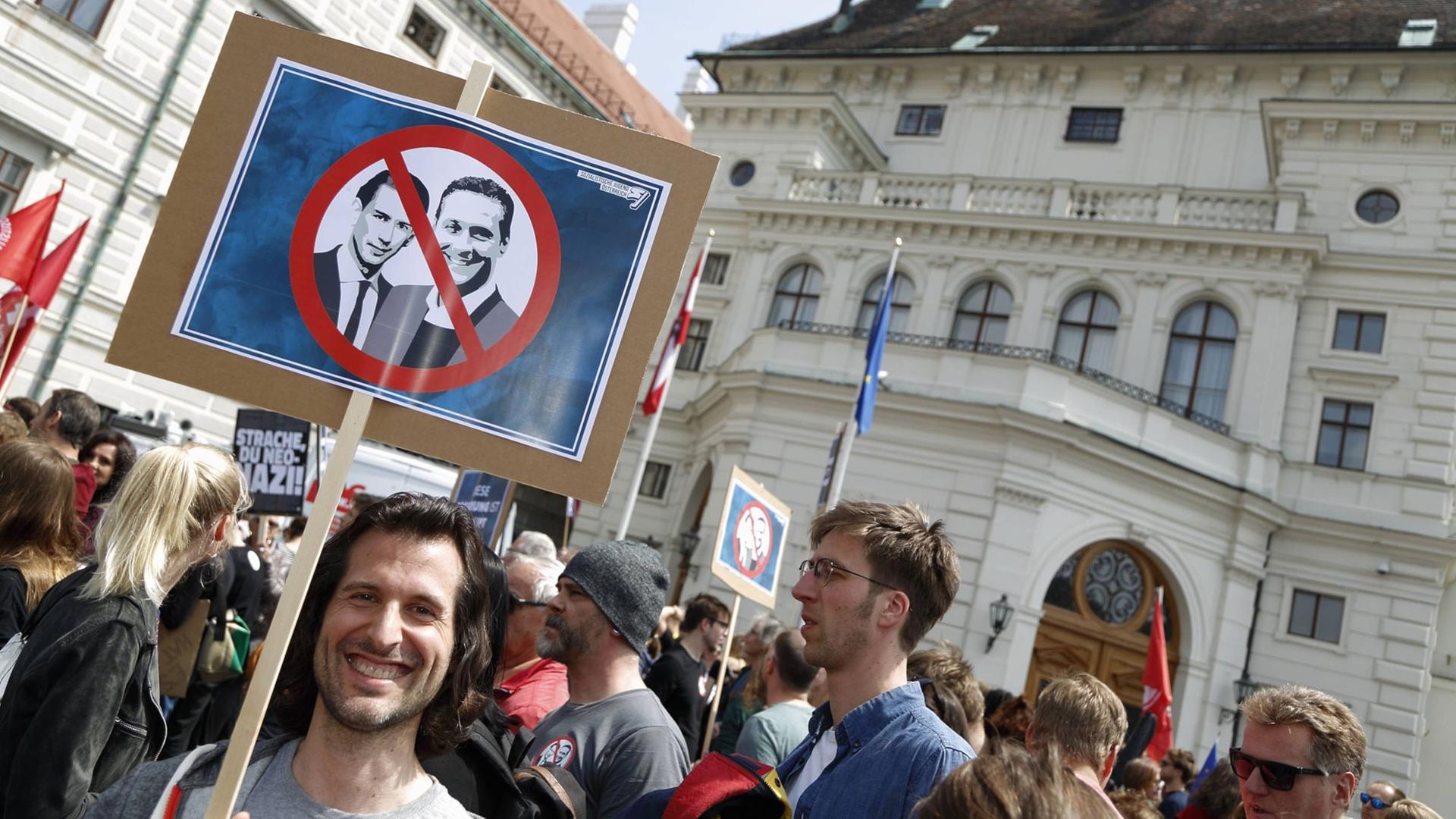 Das Bild zeigt Demonstranten in Wien, die sich nach dem Ibiza-Skandal gegen die ÖVP-FPÖ-Regierung wenden.