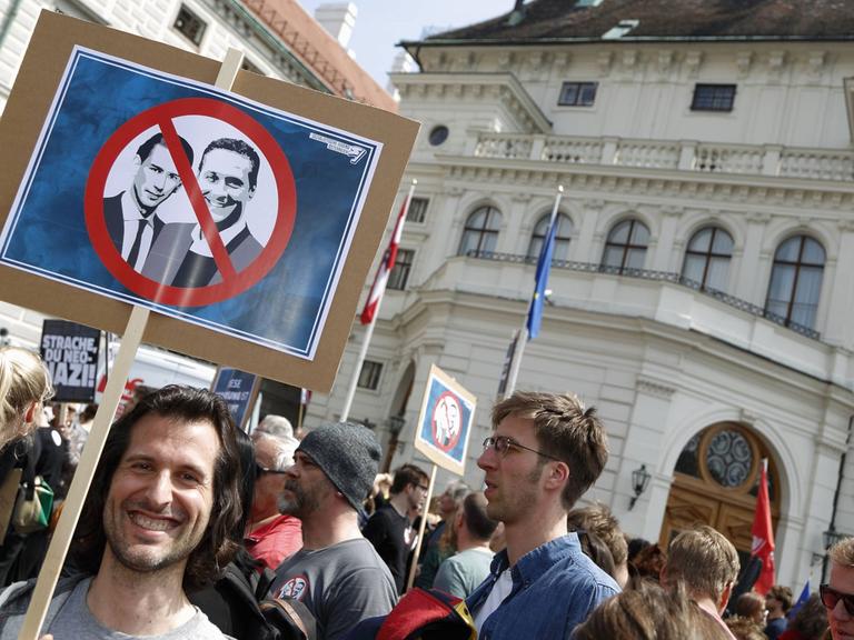 Das Bild zeigt Demonstranten in Wien, die sich nach dem Ibiza-Skandal gegen die ÖVP-FPÖ-Regierung wenden.