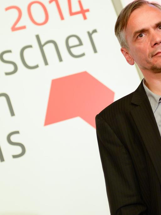 Der Autor Lutz Seiler posiert nach der Verleihung des Deutschen Buchpreises 2014 mit seinem Roman "Kruso" im Römer in Frankfurt am Main.