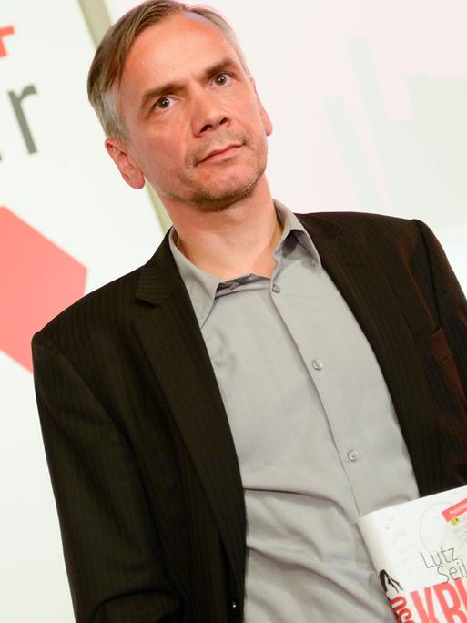 Der Autor Lutz Seiler posiert nach der Verleihung des Deutschen Buchpreises 2014 mit seinem Roman "Kruso" im Römer in Frankfurt am Main.