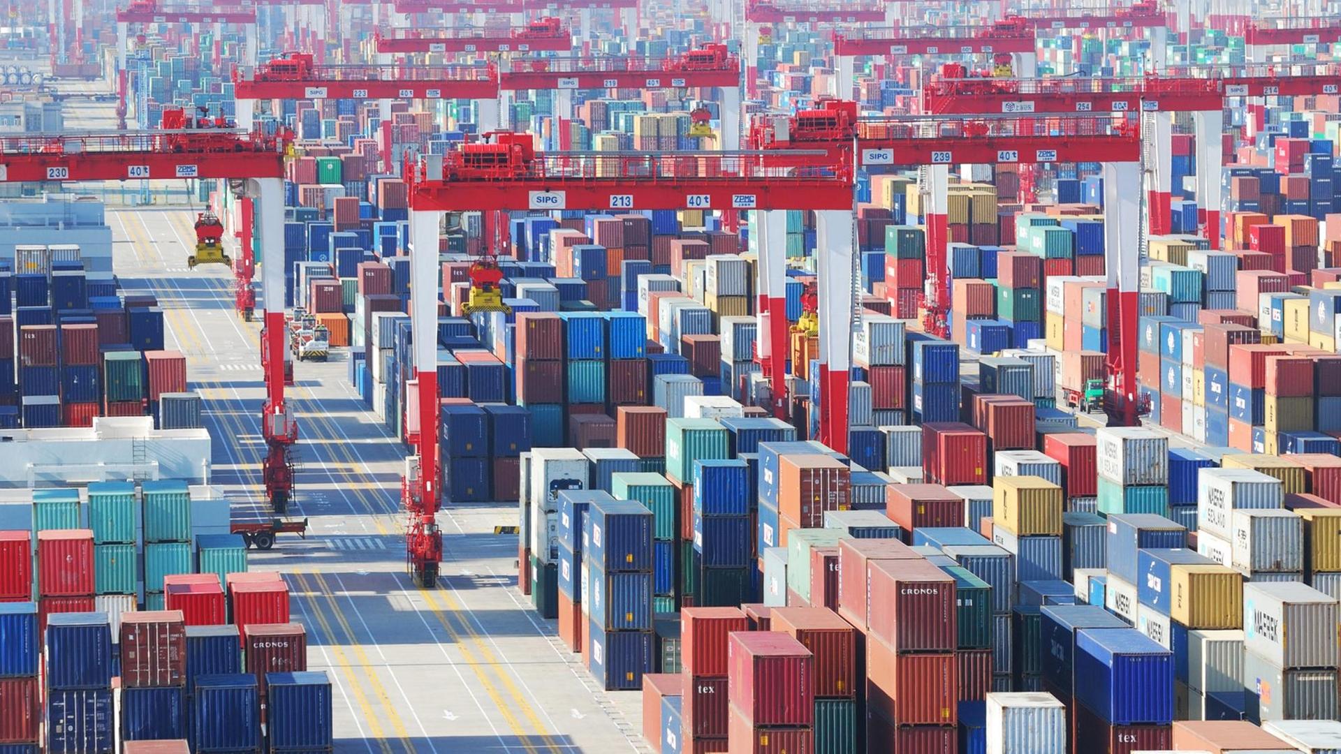 Containers are seen at the Yangsan Deepwater Port of Shanghai International Shipping Center in Shanghai, China, 4 December 2010. |