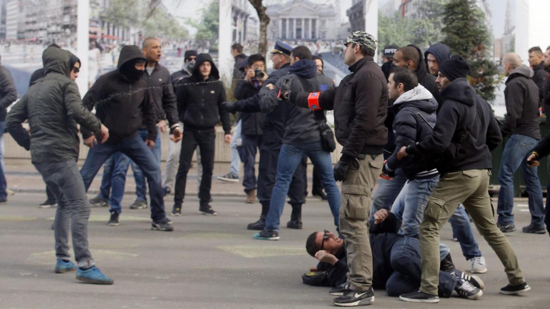Aufgebrachte Hooligans in Brüssel. 