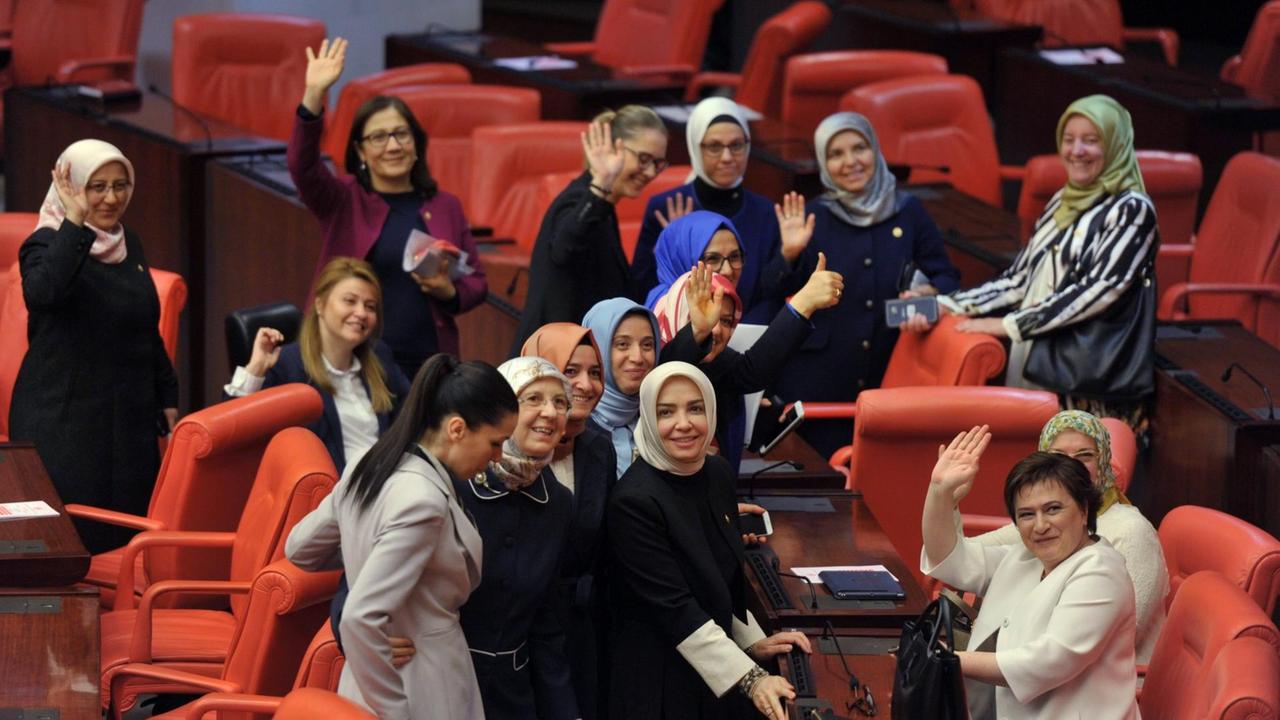 Sie sehen türkische Politikerinnen im Parlament in Ankara.