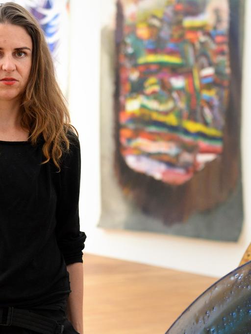 Die deutsche Künstlerin Kerstin Brätsch steht im Hamburger Bahnhof in Berlin zwischen ihren für den Preis der Nationalgalerie für junge Kunst 2013 nominierten Werken. Der Preis der Nationalgalerie besteht in einer Einzelausstellung, die von der Nationalgalerie für den Preisträger in einem der Häuser der Nationalgalerie ausgerichtet wird.