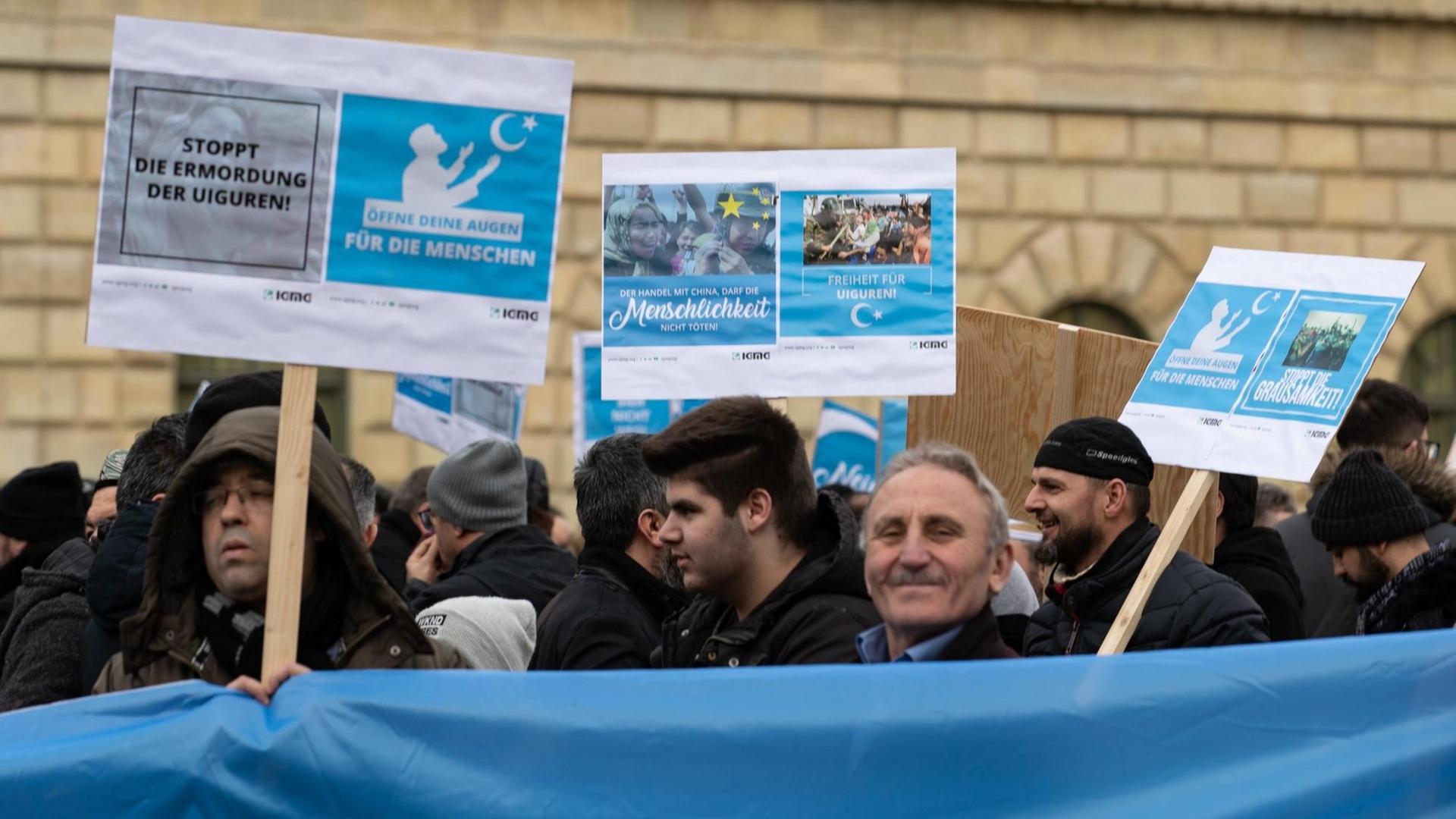 Uiguren protestieren in München gegen die Unterdrückung der Minderheit in China.