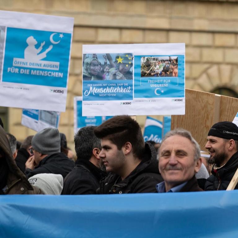 Uiguren protestieren in München gegen die Unterdrückung der Minderheit in China.

