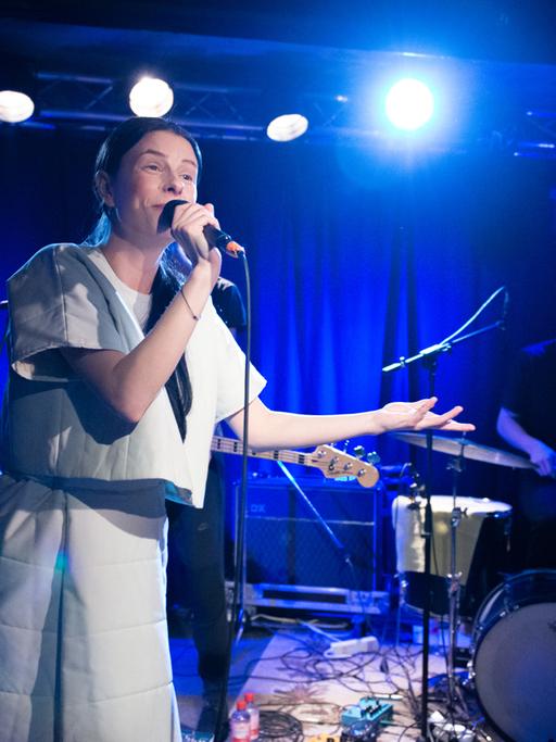 Die Musikerin Balbina bei ihrem Tour-Auftakt zu ihrem Album "Fragen über Fragen" in Leipzig.