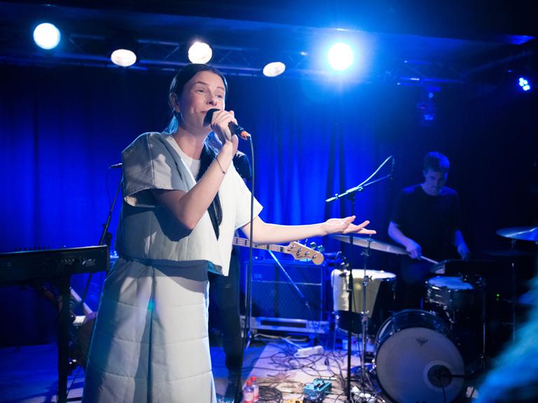Die Musikerin Balbina bei ihrem Tour-Auftakt zu ihrem Album "Fragen über Fragen" in Leipzig.