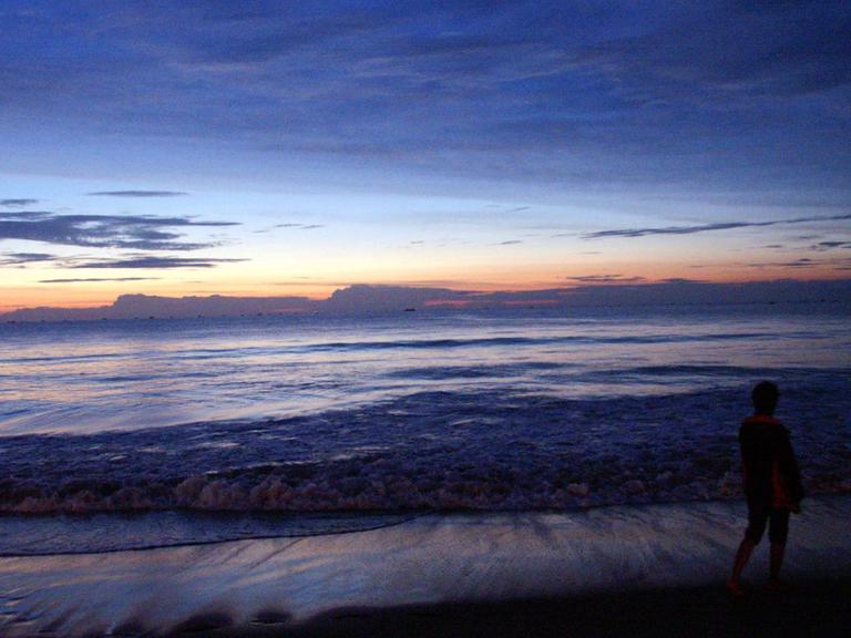 In der Abenddämmerung am Strand von Khao Lak der Provinz Phangnga denkt ein Mann alleine an seinen vor einem Jahr durch den Tsunami umgekommen Angehörigen.