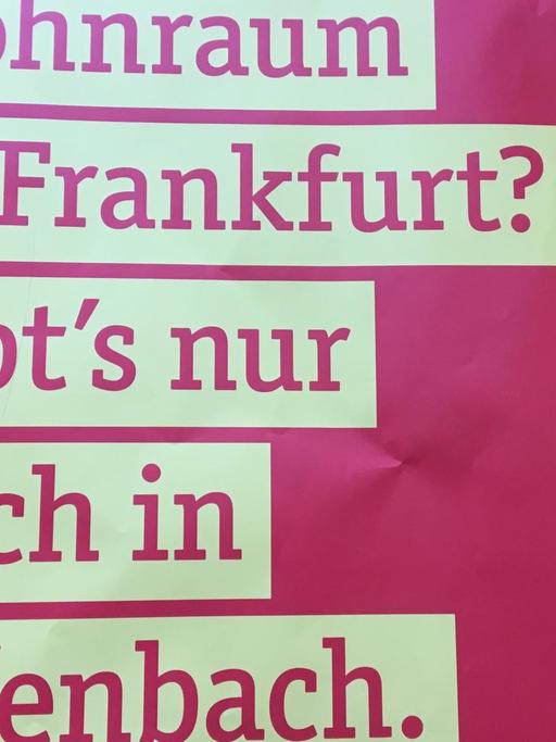 Plakat mit der Aufschrift "Wohnraum in Frankfurt? Gibt's nur noch in Offenbach!"
