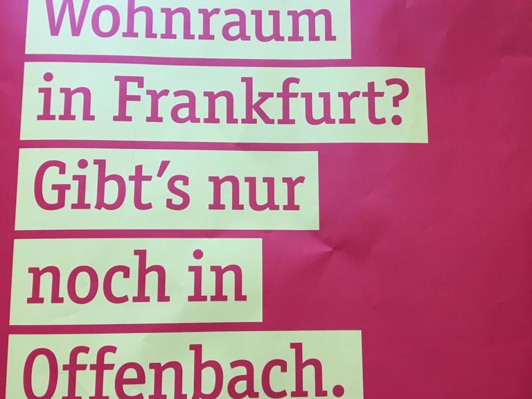 Plakat mit der Aufschrift "Wohnraum in Frankfurt? Gibt's nur noch in Offenbach!"