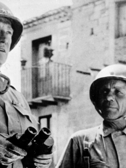 Der amerikanische General George S. Patton (l) und Brigadegeneral Theodor Roosevelt jr. (r) nach der Landung der alliierten Truppen im Juli 1943 in Gela auf Sizilien. Patton zeichnete sich im Zweiten Weltkrieg als Befehlshaber mehrerer US-Armeen militärisch aus. Er wurde 1896 in San Gabriel geboren und ist am 21. Dezember 1945 an den Folgen eines Autounfalls bei Mannheim gestorben. |