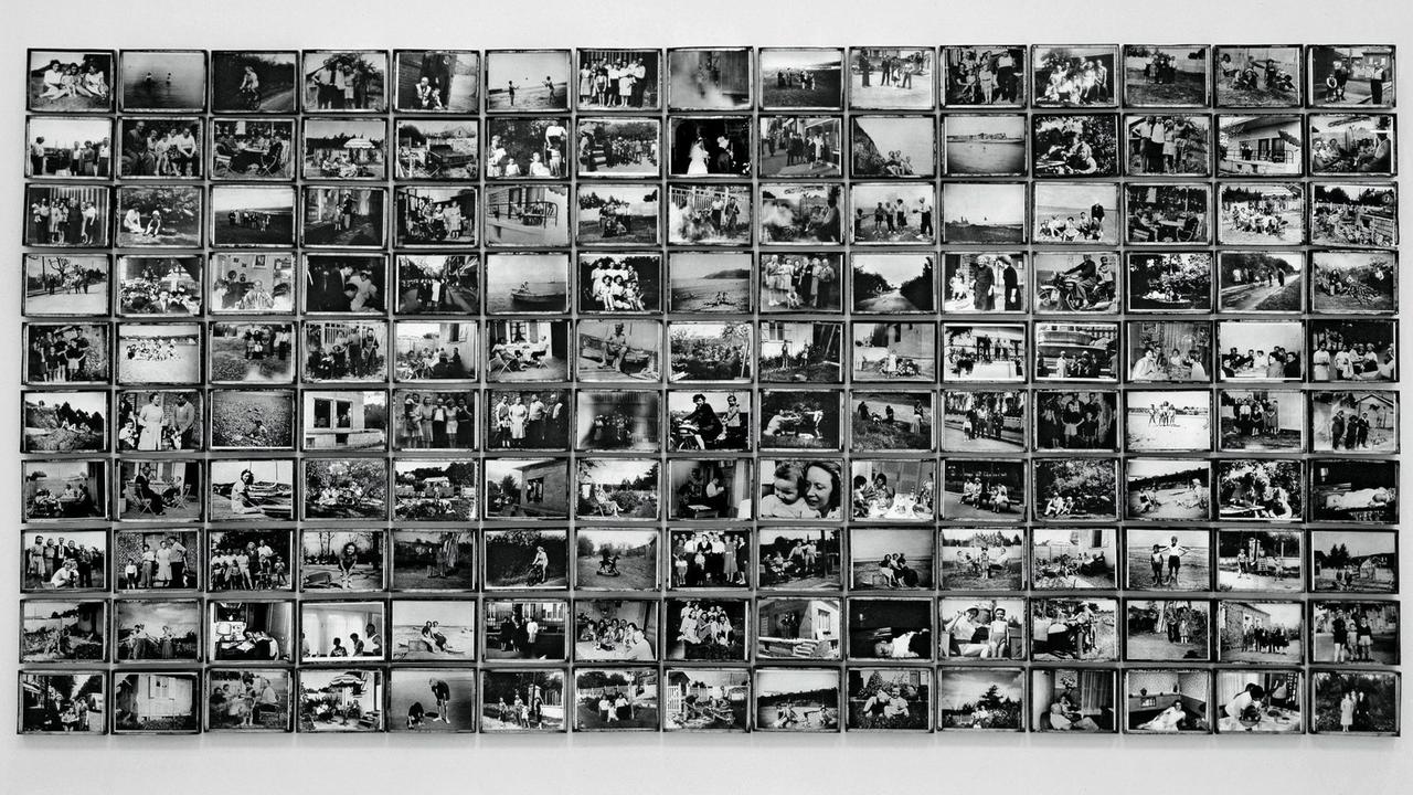 Eine Installationsansicht der Arbeit "Das Fotoalbum der Familie D." zwischen 1939 und 1964, 1971. Schwarz-Weiß-Drucke, gerahmt in Weißblech.