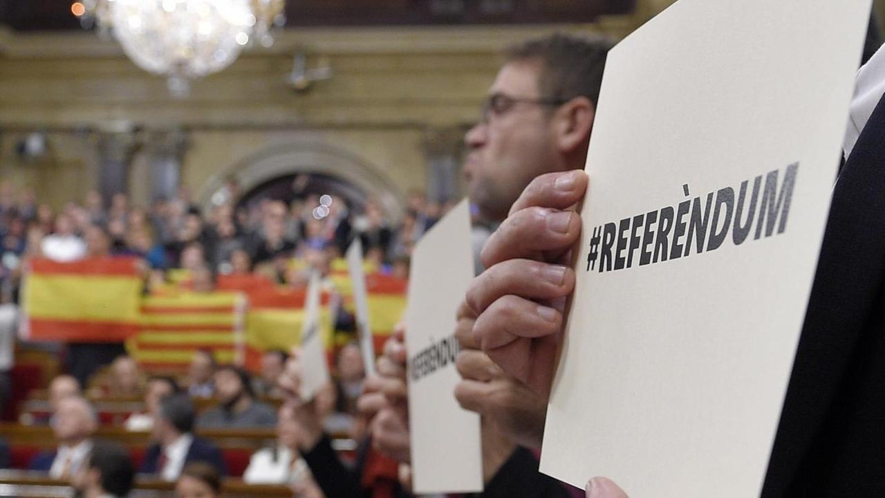 Gespaltenes Parlament in Barcelona: Vorne wird ein Referendum gefordert, im Hintergrund ein geeintes Spanien.