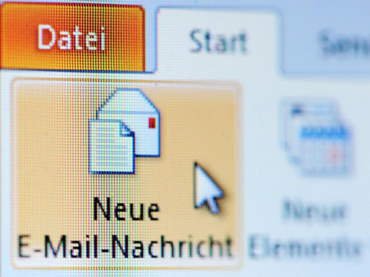 Das Symbol "Neue E-Mail-Nachricht" wird auf einem Computer Monitor angezeigt.