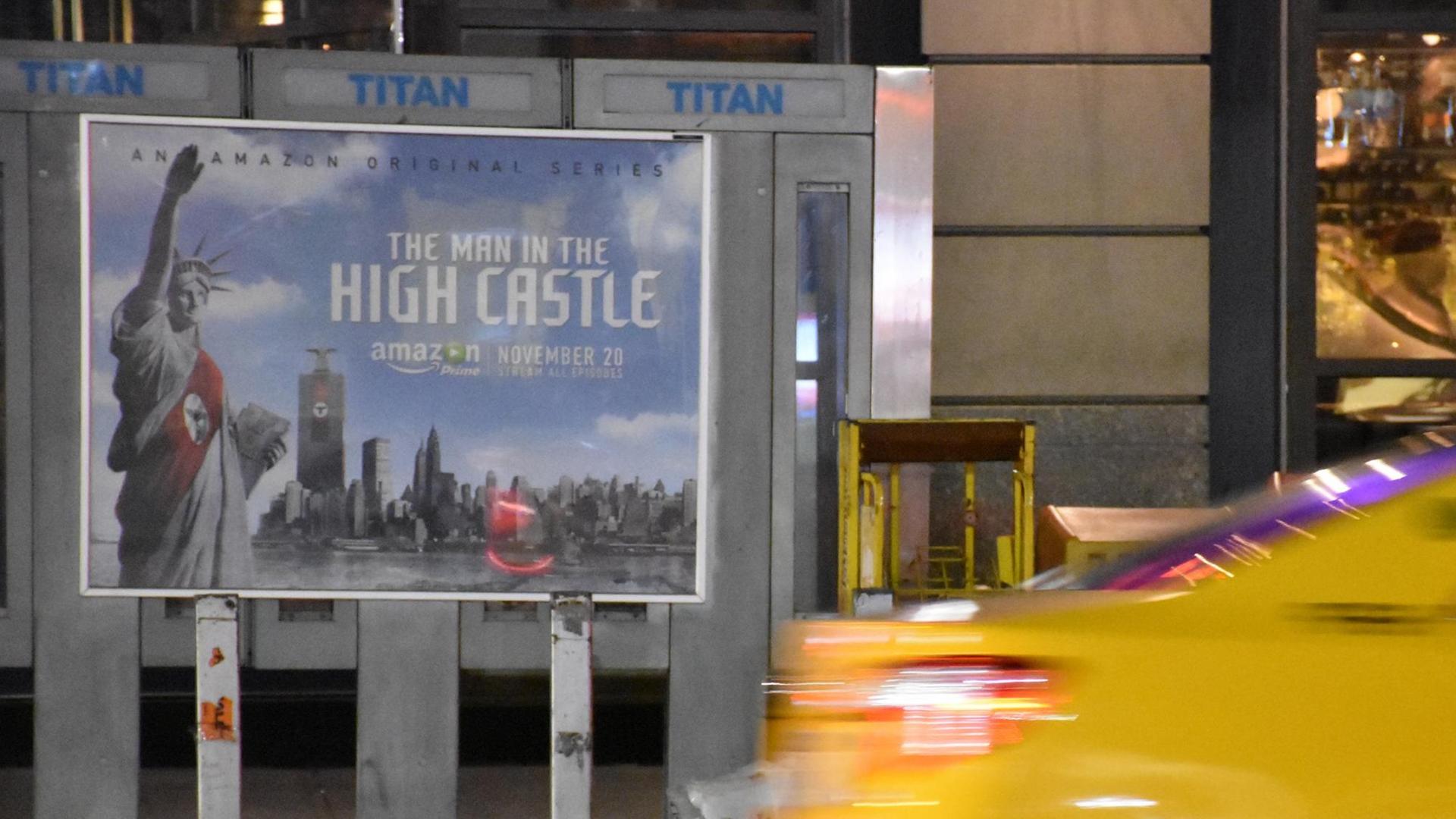 Eine Taxi fährt in New York an der Werbung für die TV-Serie "The Man in the High Castle" vorbei. Das Plakat zeigt die New Yorker Freiheitsstatue mit Hitlergruß und roter Nazischärpe.