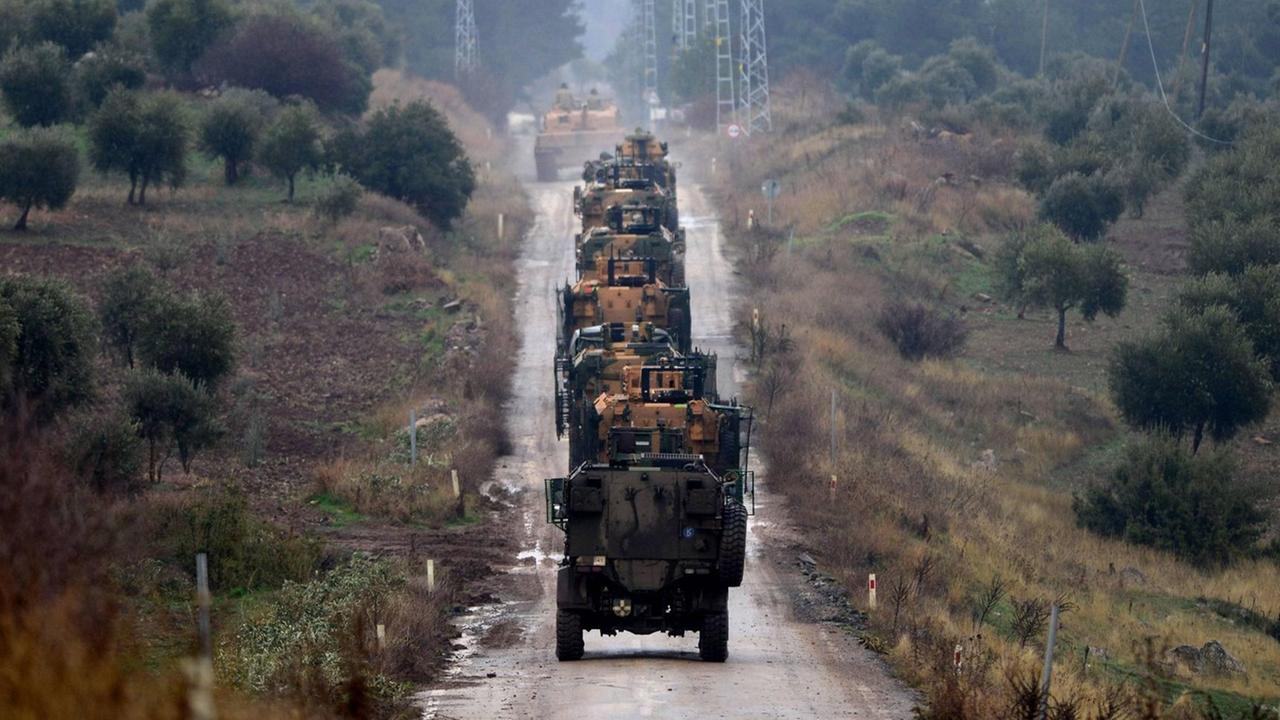 Türkische Truppen in der Nähe der syrischen Grenze in Hassa.